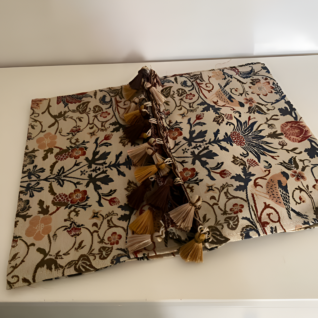 Camino de Mesa con Patrón de Aves y Flores - Acento Decorativo para Comedor