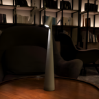 Lámpara de Mesa Minimalista - Diseño Cónico LED