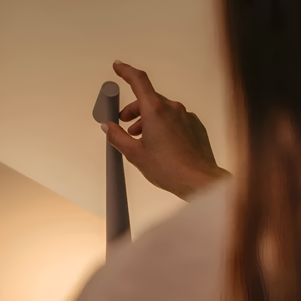 Lámpara de Mesa Minimalista - Diseño Cónico LED