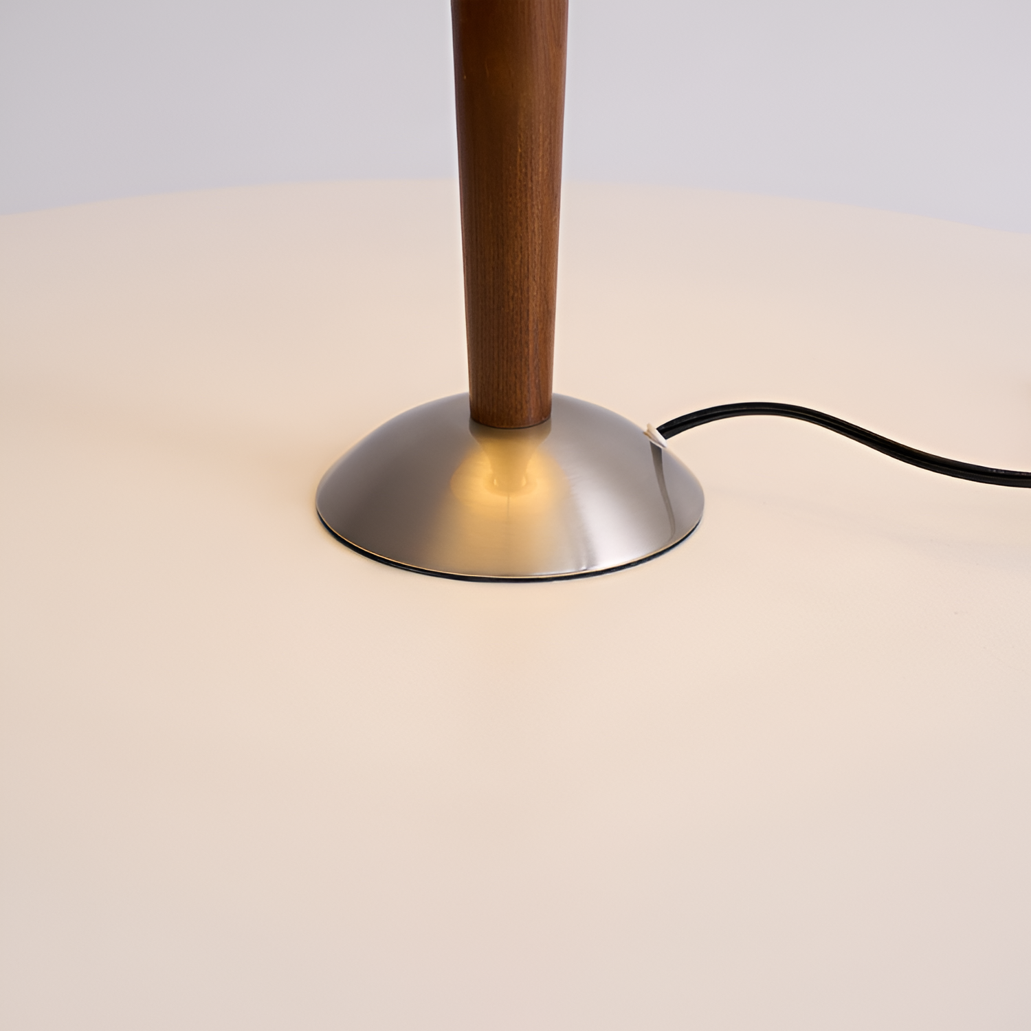 Lámpara de Mesa Cónica de Mediados de Siglo - Con Cable