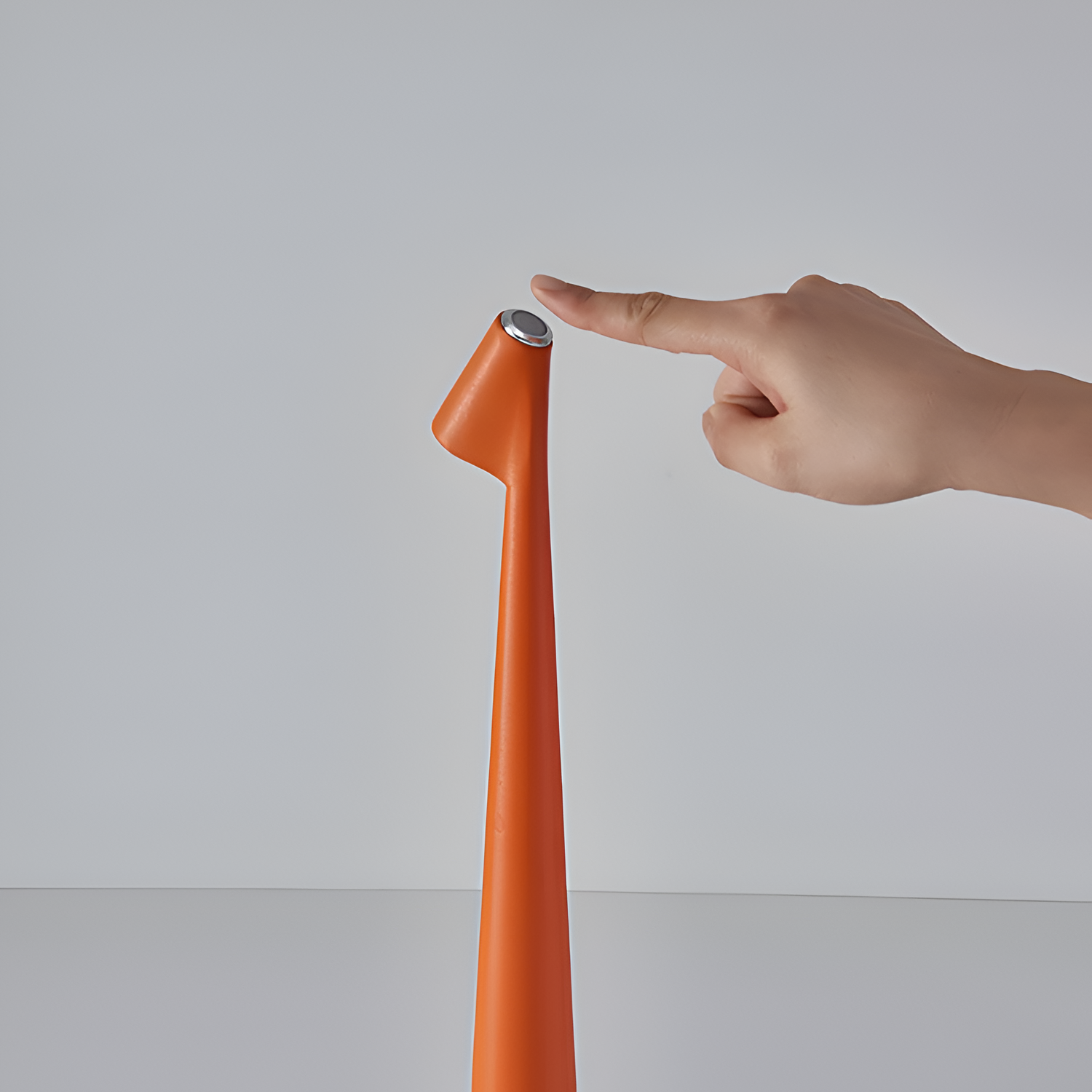 Lámpara de Mesa Minimalista - Diseño Cónico LED