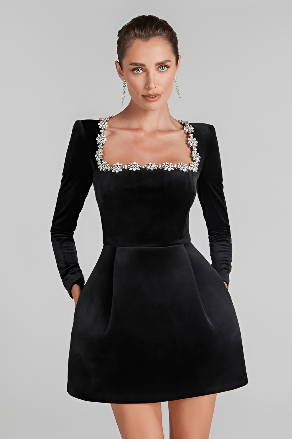 Minivestido De Mujer Con Cuello Cuadrado Y Adornos - Fiesta De Compromiso