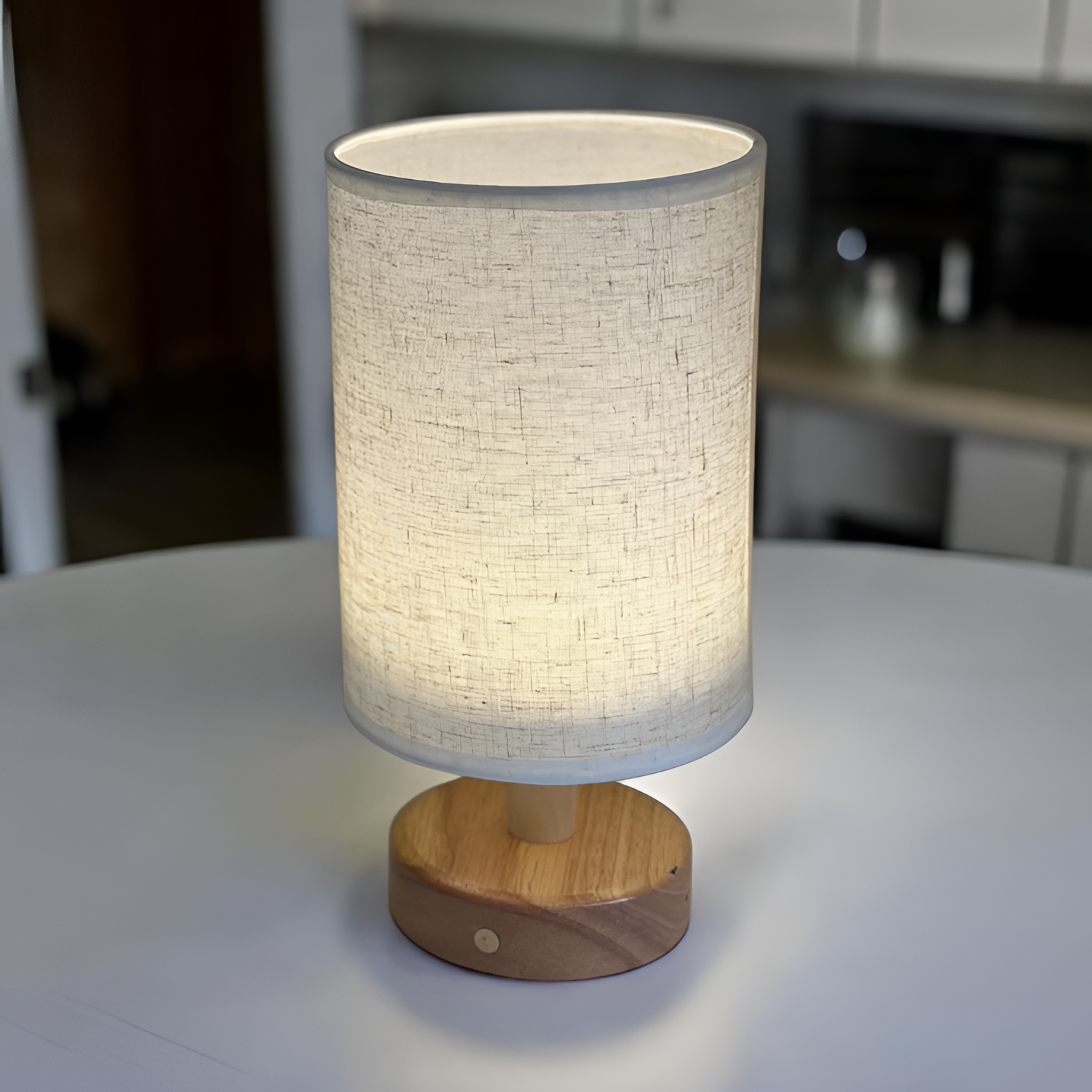 Lámpara de Mesa Cilíndrica - Base de Madera y Pantalla Textil