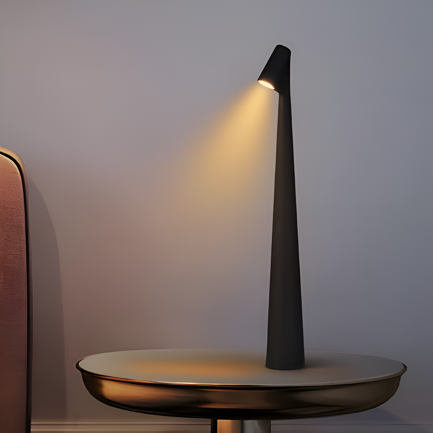 Lámpara de Mesa Minimalista - Diseño Cónico LED