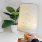 Lámpara de Mesa Cilíndrica - Base de Madera y Pantalla Textil