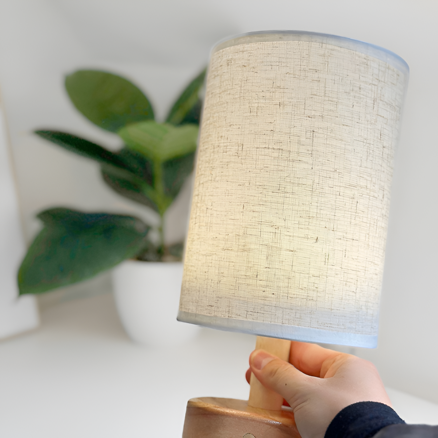 Lámpara de Mesa Cilíndrica - Base de Madera y Pantalla Textil