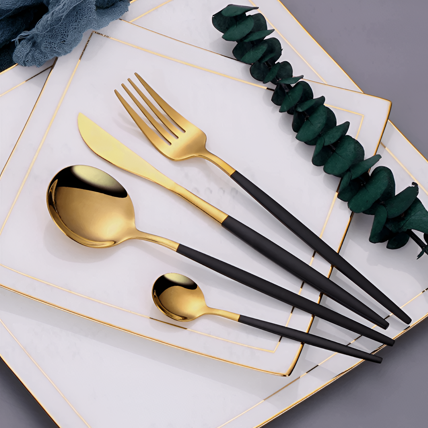 Cubertería Mate Oro y Negro - Juego de Mesa Moderno