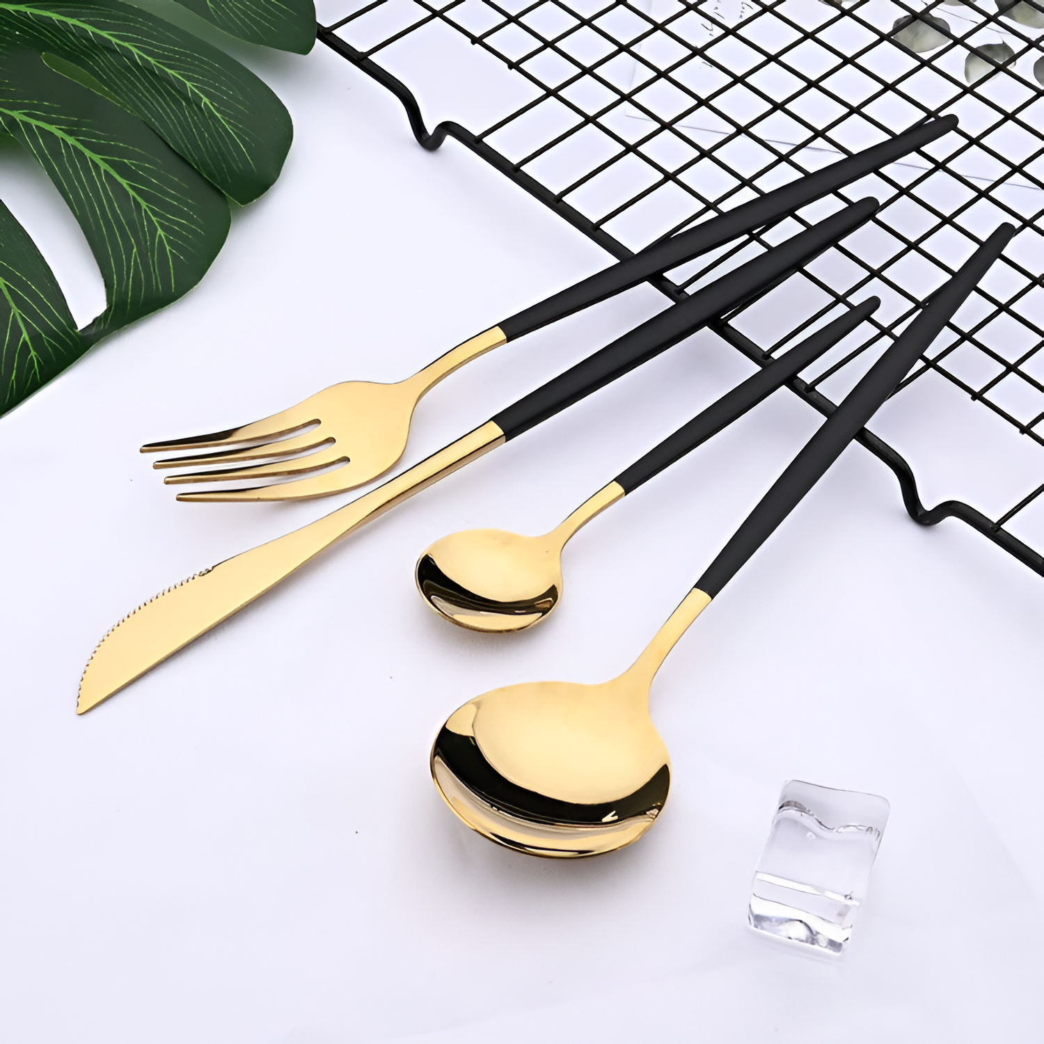 Cubertería Mate Oro y Negro - Juego de Mesa Moderno