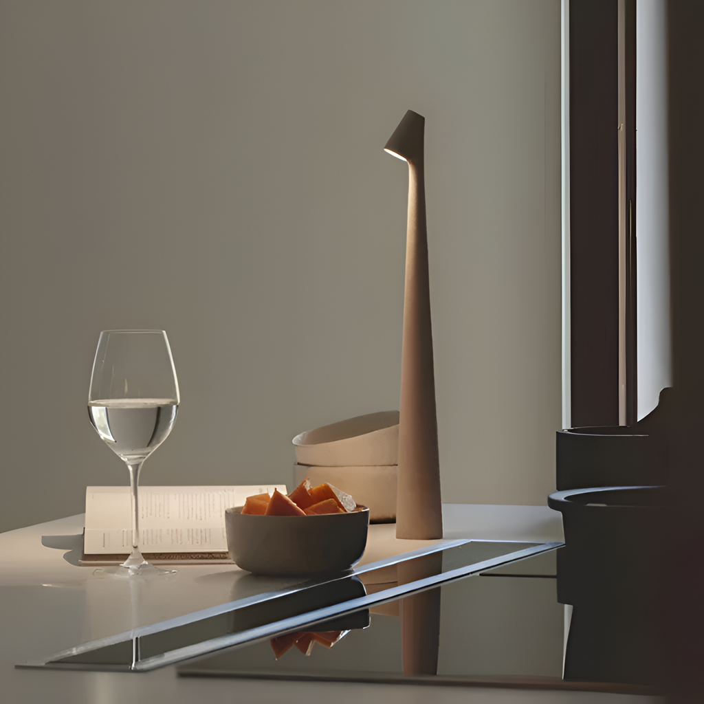 Lámpara de Mesa Minimalista - Diseño Cónico LED