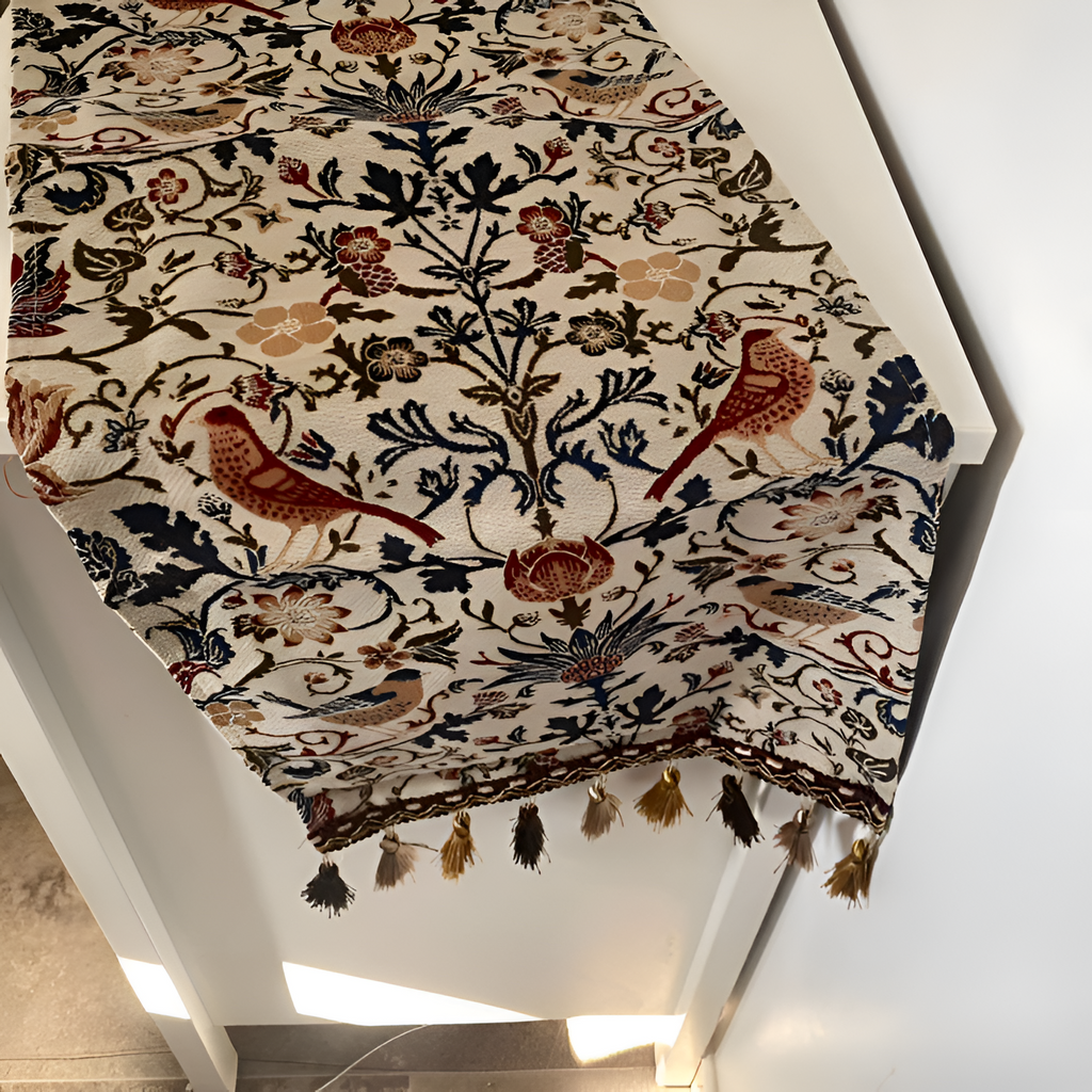 Camino de Mesa con Patrón de Aves y Flores - Acento Decorativo para Comedor