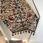Camino de Mesa con Patrón de Aves y Flores - Acento Decorativo para Comedor