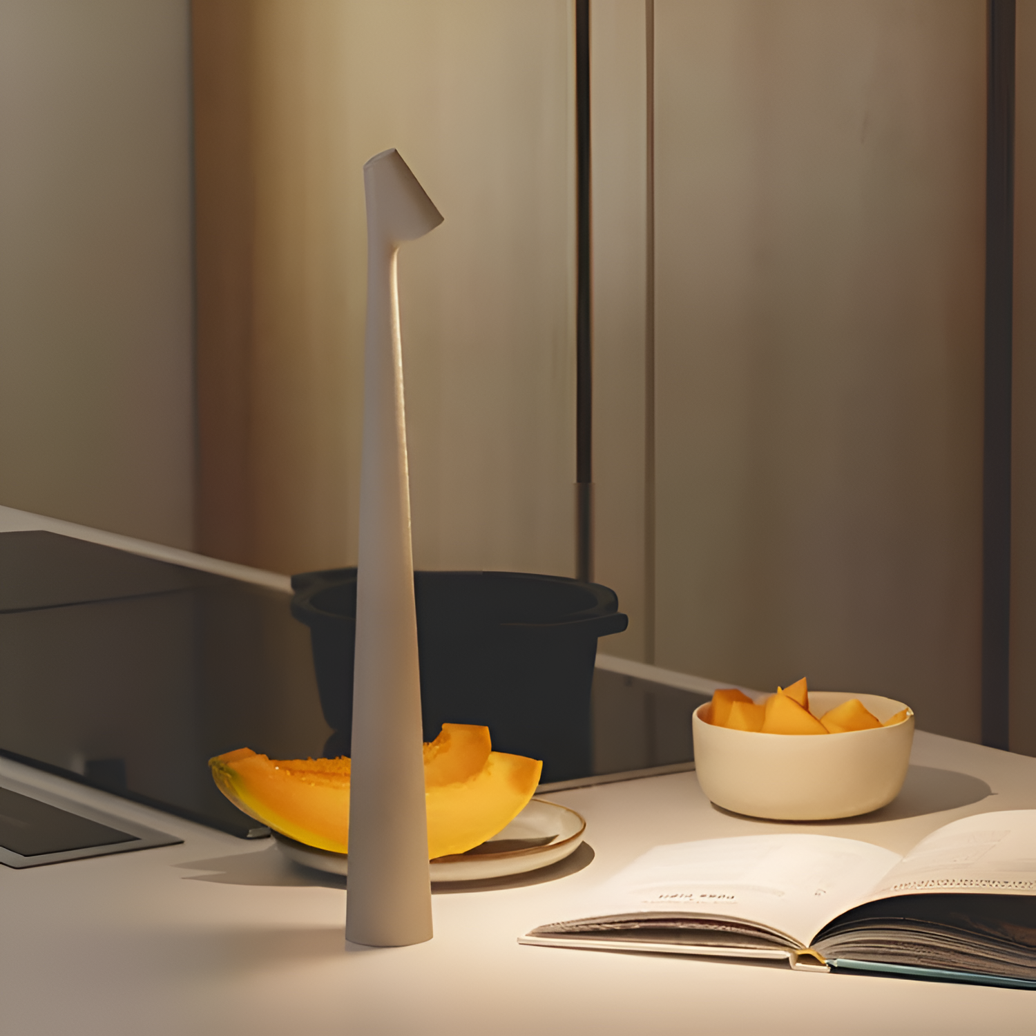 Lámpara de Mesa Minimalista - Diseño Cónico LED