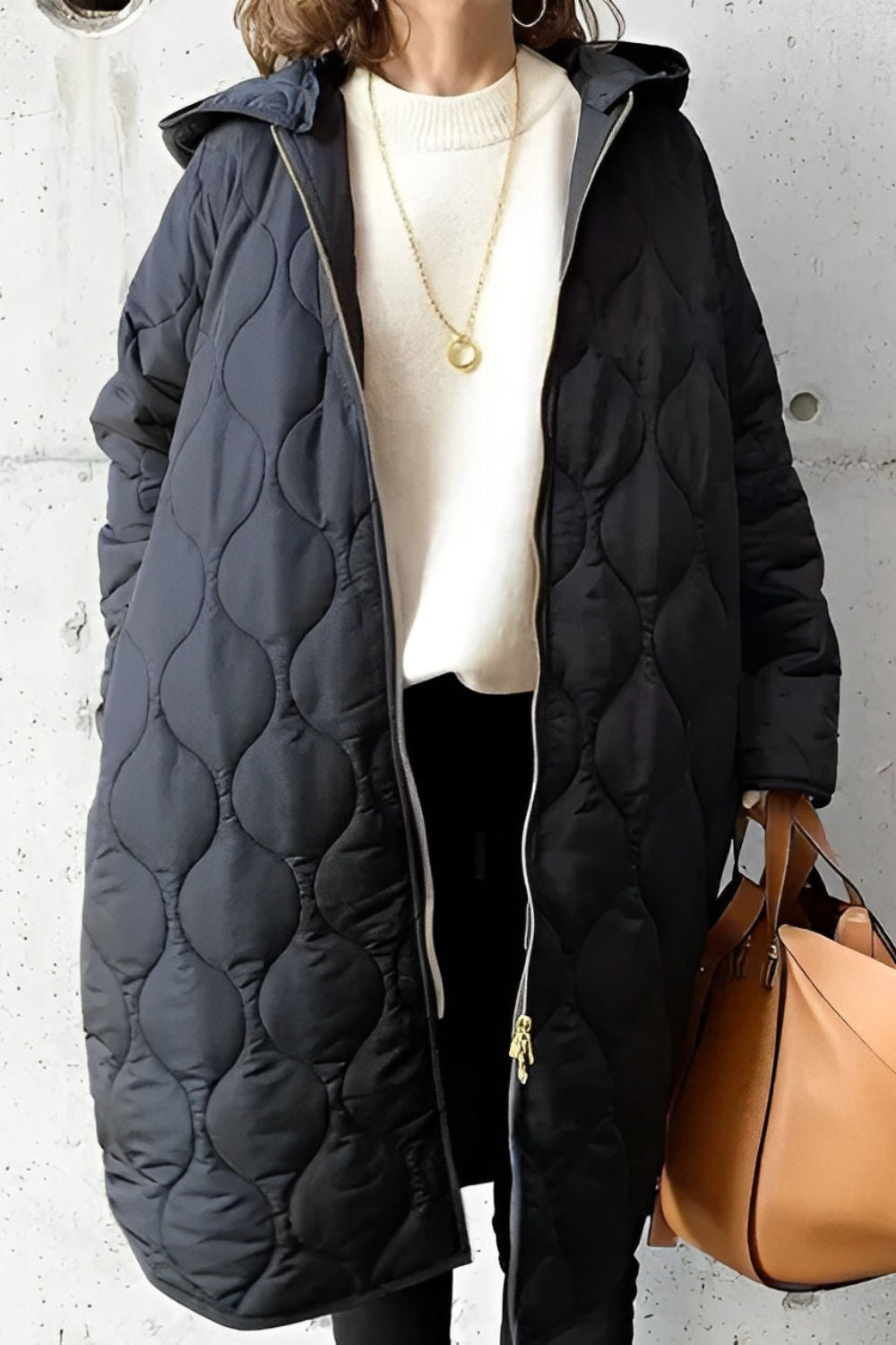 Abrigo acolchado para mujer con capucha, diseño versátil y moderno, ideal para el invierno, disponible en varios colores. 1