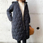Abrigo acolchado para mujer con capucha, diseño versátil y moderno, ideal para el invierno, disponible en varios colores. 2