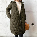 Abrigo acolchado para mujer con capucha, diseño versátil y moderno, ideal para el invierno, disponible en varios colores. 3