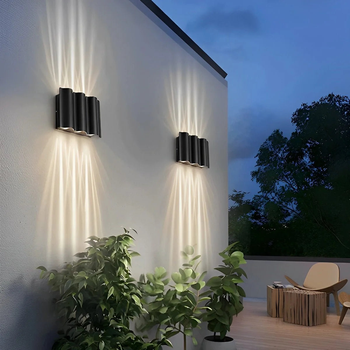 Aplique de pared exterior moderno en aluminio negro con luz ascendente y descendente, ideal para iluminar espacios al aire libre. 1