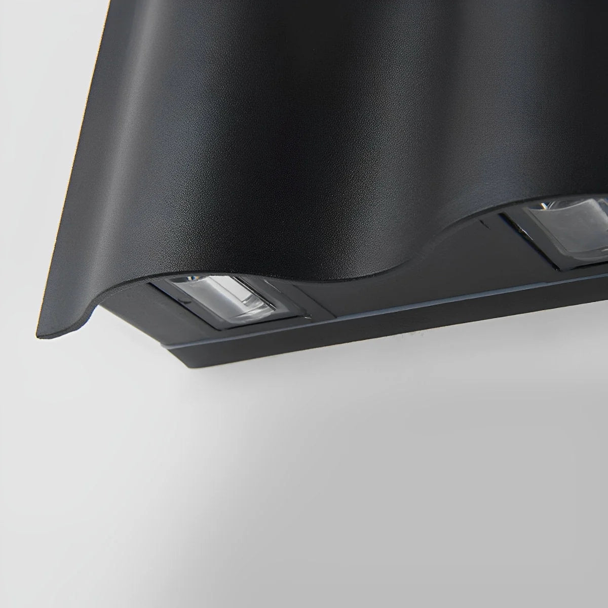 Aplique de pared exterior moderno en aluminio negro con luz ascendente y descendente, ideal para iluminar espacios al aire libre. 6