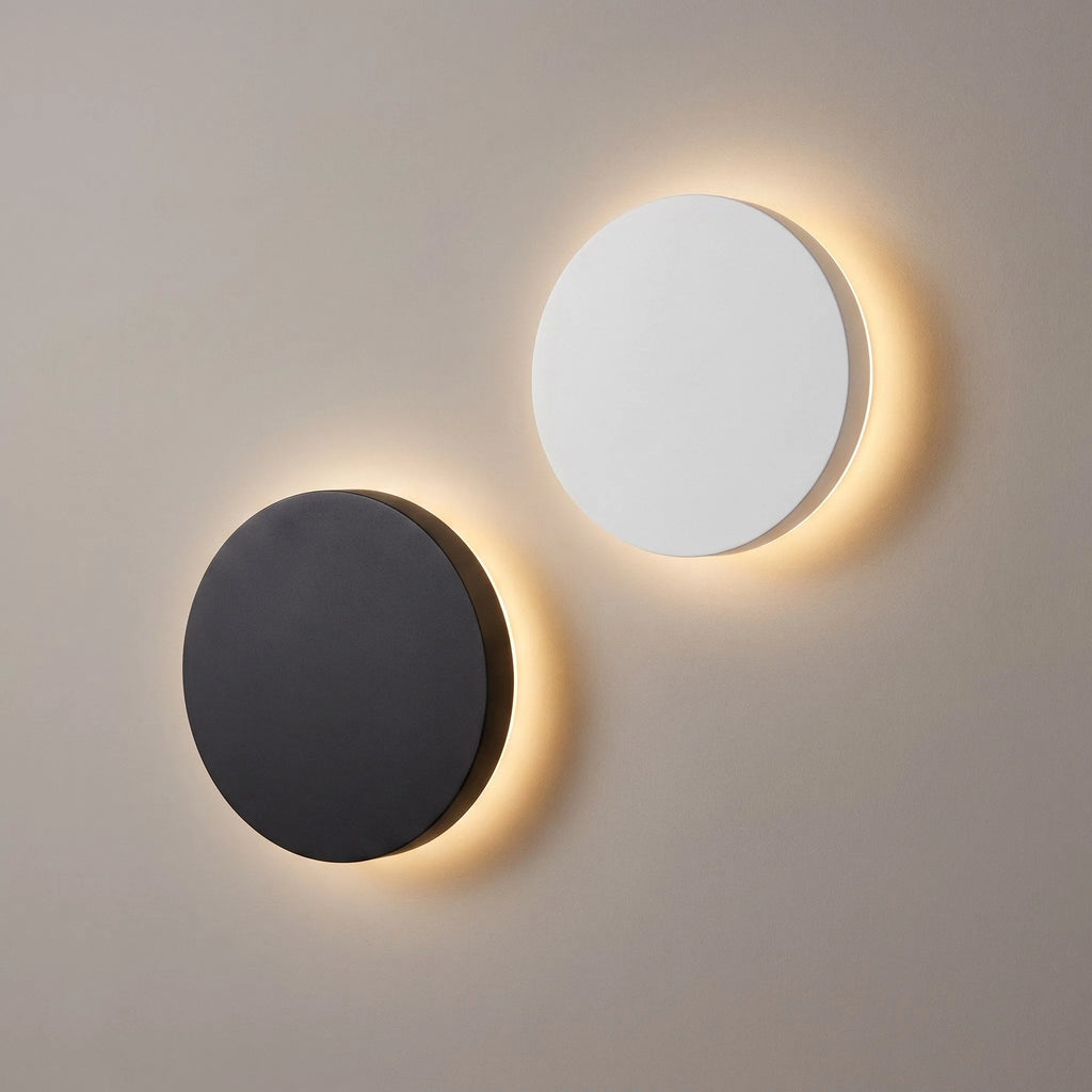 Aplique de pared LED inalámbrico en color negro o blanco, con control táctil y diseño minimalista, ideal para iluminar espacios modernos. 0