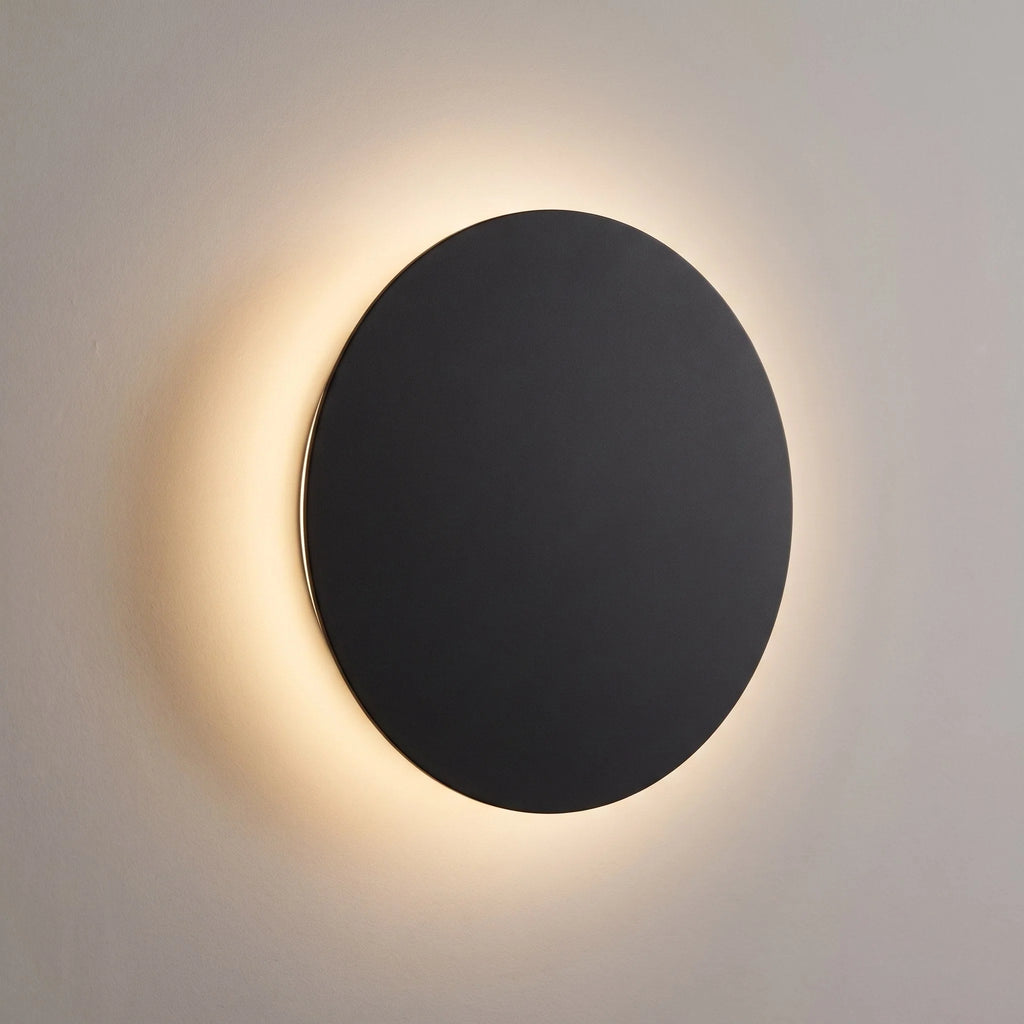Aplique de pared LED inalámbrico en color negro o blanco, con control táctil y diseño minimalista, ideal para iluminar espacios modernos. 1