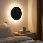 Aplique de pared LED inalámbrico en color negro o blanco, con control táctil y diseño minimalista, ideal para iluminar espacios modernos. 2