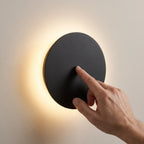 Aplique de pared LED inalámbrico en color negro o blanco, con control táctil y diseño minimalista, ideal para iluminar espacios modernos. 4
