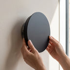 Aplique de pared LED inalámbrico en color negro o blanco, con control táctil y diseño minimalista, ideal para iluminar espacios modernos. 5