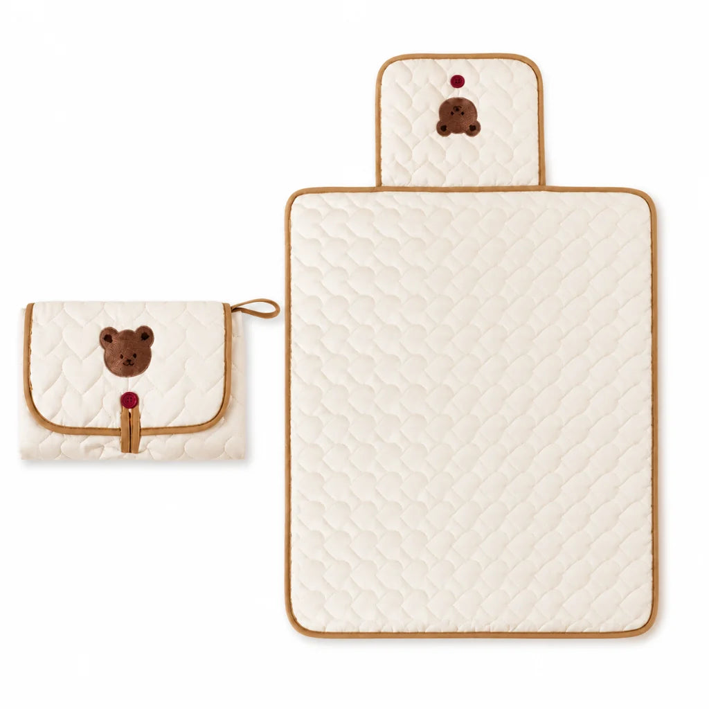 Bolsa cambiador portátil con superficie impermeable y diseño de oso, ligera y plegable, ideal para viajes, con almacenamiento integrado. 1