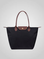Bolso de hombro para mujer en cuero sintético negro, con correa ajustable, diseño amplio y elegante, ideal para el uso diario. 0