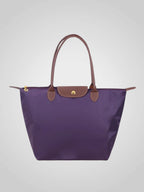 Bolso de hombro para mujer en cuero sintético negro, con correa ajustable, diseño amplio y elegante, ideal para el uso diario. 10