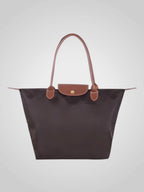 Bolso de hombro para mujer en cuero sintético negro, con correa ajustable, diseño amplio y elegante, ideal para el uso diario. 6