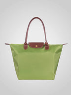 Bolso de hombro para mujer en cuero sintético negro, con correa ajustable, diseño amplio y elegante, ideal para el uso diario. 7