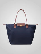 Bolso de hombro para mujer en cuero sintético negro, con correa ajustable, diseño amplio y elegante, ideal para el uso diario. 8