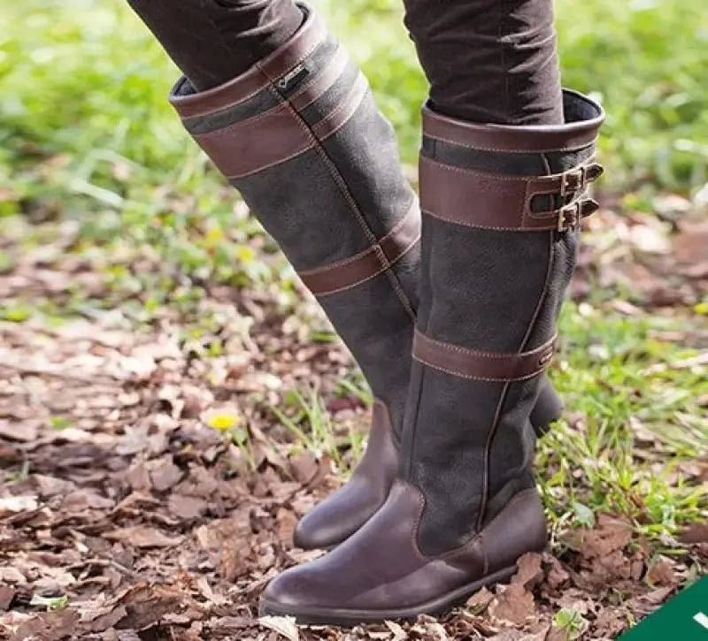 Botas altas de mujer impermeables en negro texturizado, con doble hebilla y ajuste fácil, diseñadas para llegar hasta la rodilla. 0