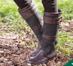 Botas altas de mujer impermeables en negro texturizado, con doble hebilla y ajuste fácil, diseñadas para llegar hasta la rodilla. 0