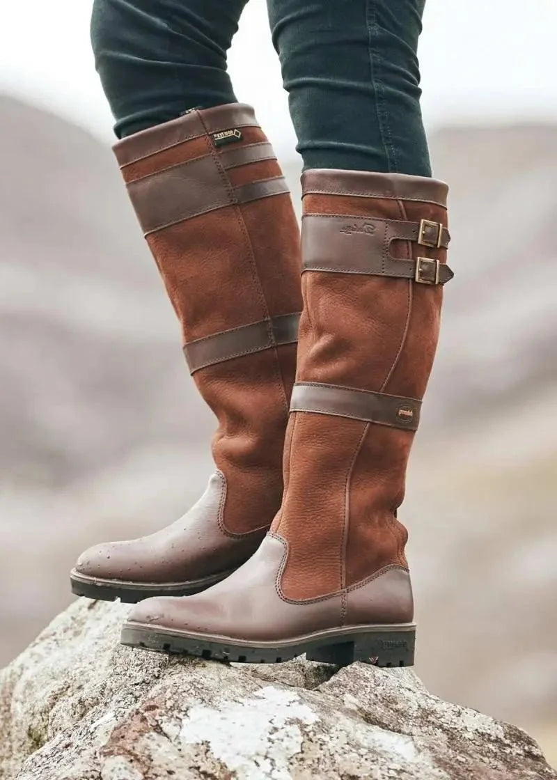 Botas altas de mujer impermeables en negro texturizado, con doble hebilla y ajuste fácil, diseñadas para llegar hasta la rodilla. 2