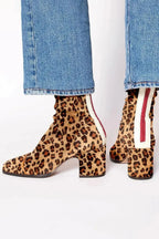 Botines de mujer con tacón de bloque y punta cuadrada en gamuza negra, diseño de estampado animal y panel en contraste, perfectos 4