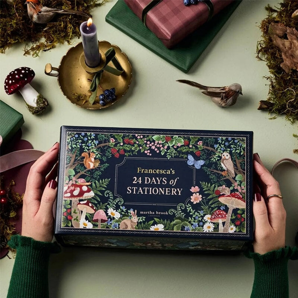 Calendario de Adviento 2026 con 24 lujosos regalos de papelería y oficina, diseño de bosque invernal y cajas 1