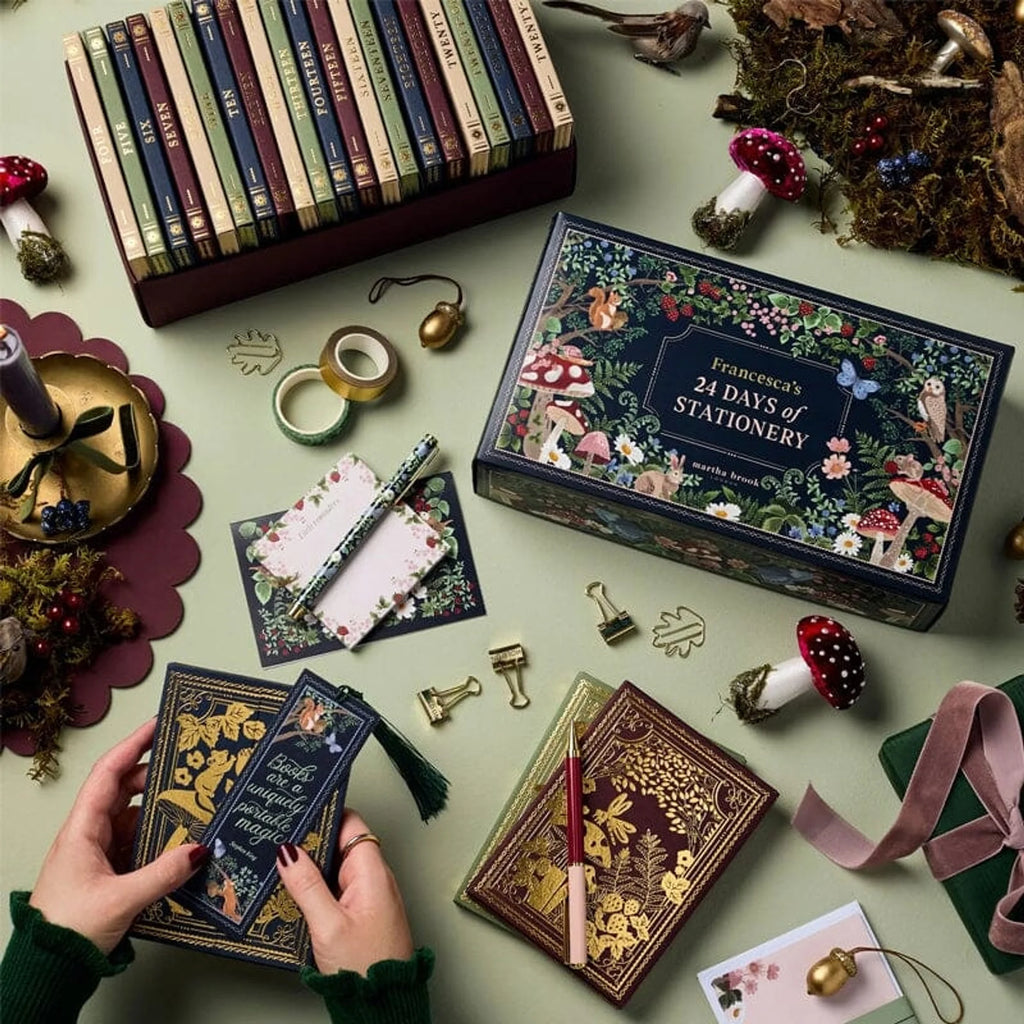 Calendario de Adviento 2026 con 24 lujosos regalos de papelería y oficina, diseño de bosque invernal y cajas 4