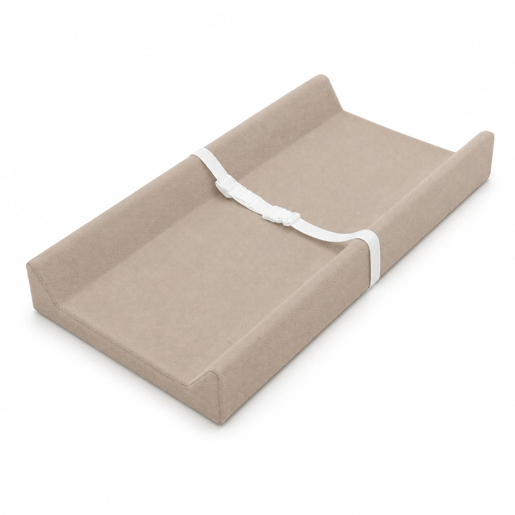 Cambiador impermeable para bebés con acolchado suave y diseño contorneado en tonos neutros, ideal para una estación de cambio portátil. 3
