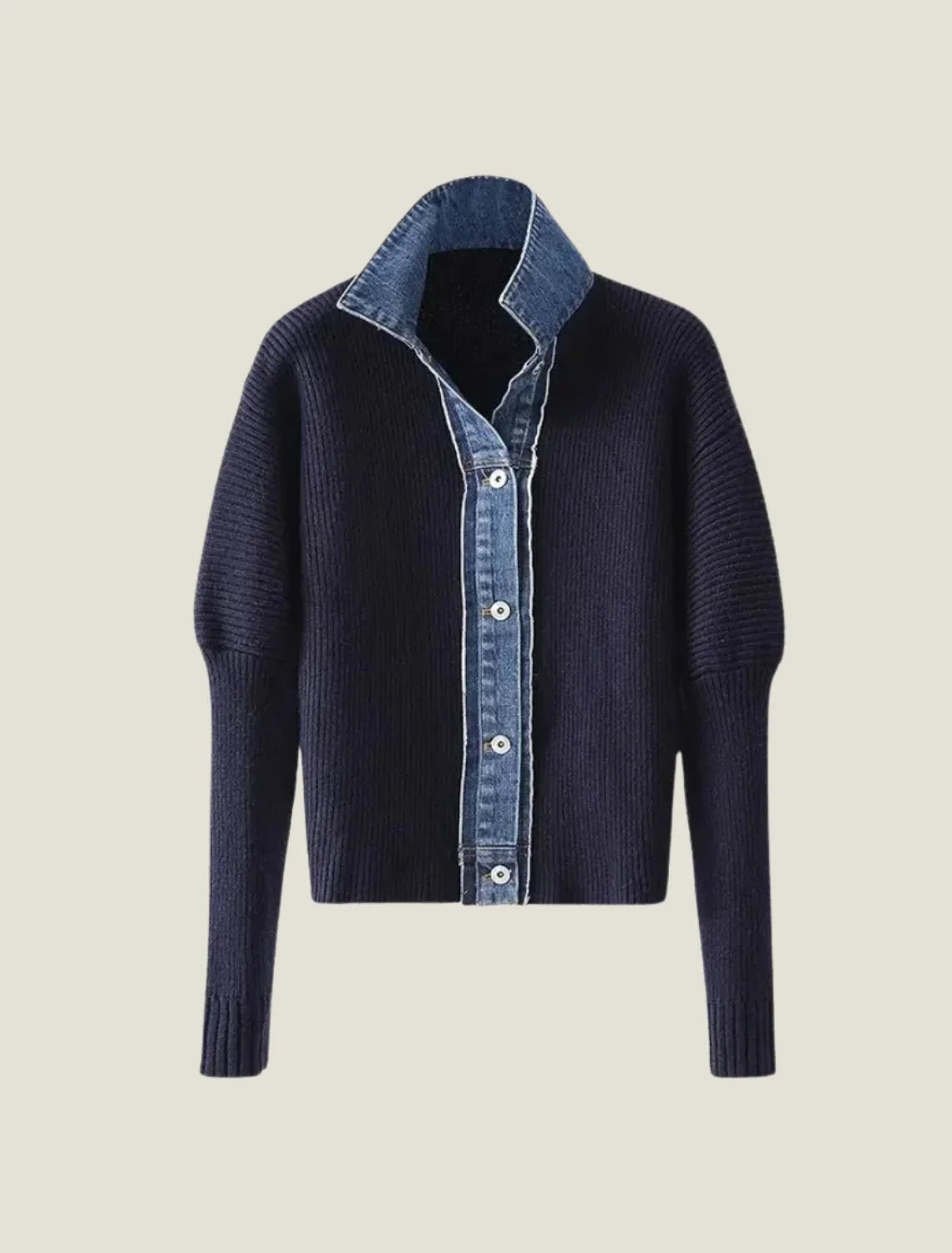 Cárdigan mujer de punto gris con cuello clásico y detalle en contraste, ideal para primavera y otoño, mostrando un estilo elegante y cómodo. 0