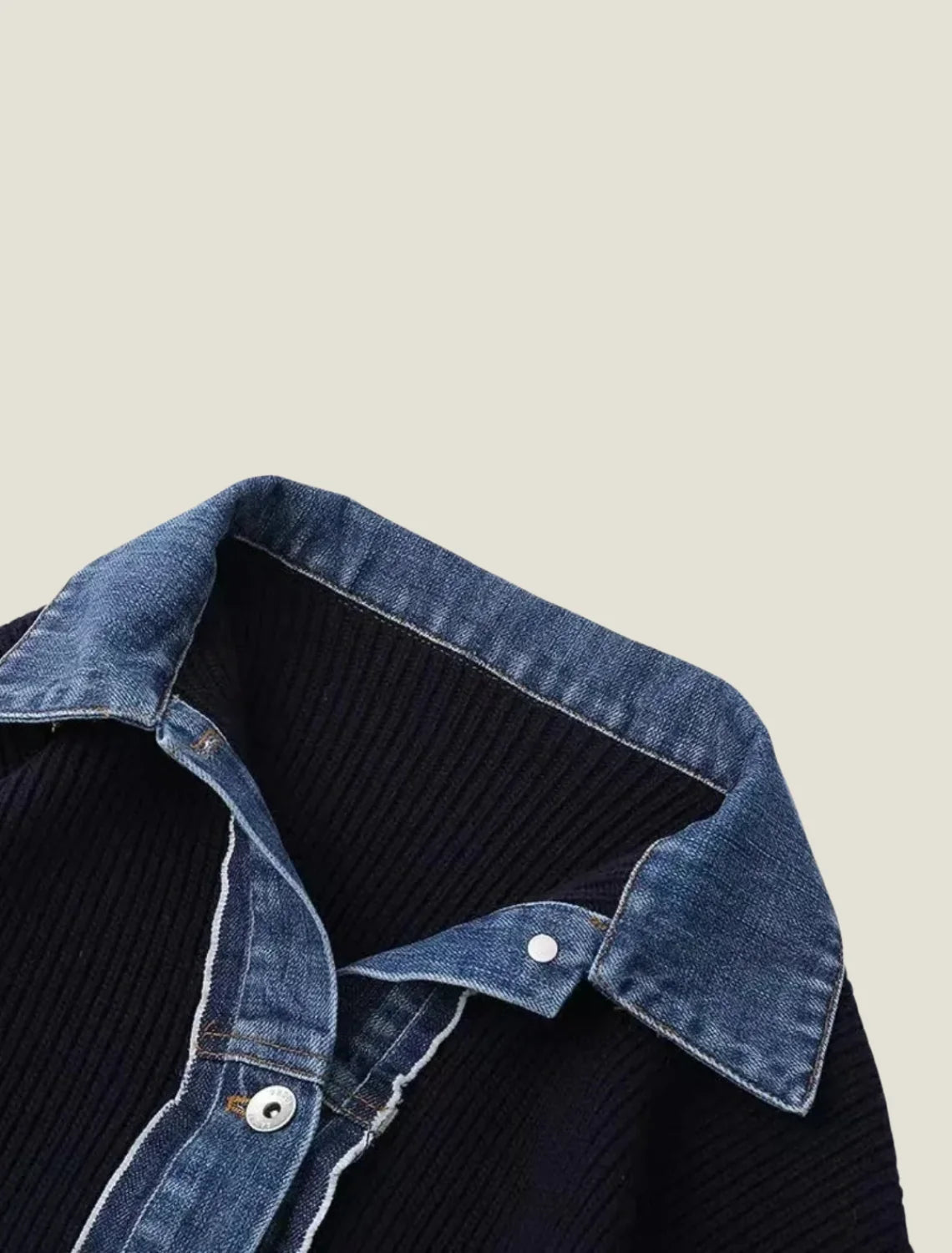 Cárdigan mujer de punto gris con cuello clásico y detalle en contraste, ideal para primavera y otoño, mostrando un estilo elegante y cómodo. 2