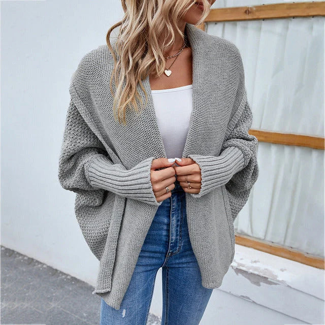 Cárdigan de punto extragrande con cuello chal y mangas murciélago en color gris, ideal para un look acogedor y moderno 0