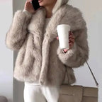 Chaqueta de cuero corta para mujer con textura suave y diseño abierto, ideal para un ajuste relajado en otoño e invierno. 1