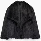Chaqueta de cuero corta para mujer con textura suave y diseño abierto, ideal para un ajuste relajado en otoño e invierno. 10