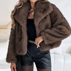 Chaqueta de cuero corta para mujer con textura suave y diseño abierto, ideal para un ajuste relajado en otoño e invierno. 2