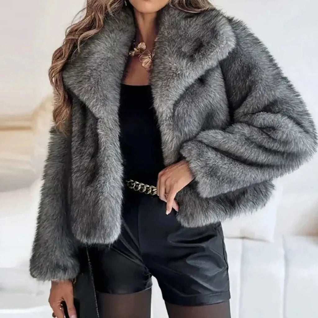 Chaqueta de cuero corta para mujer con textura suave y diseño abierto, ideal para un ajuste relajado en otoño e invierno. 3