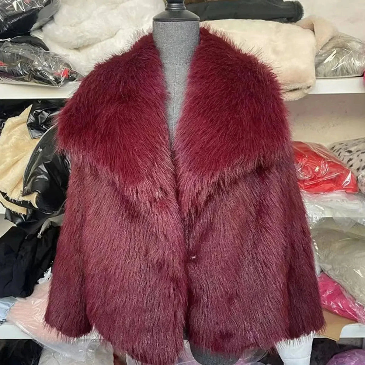 Chaqueta de cuero corta para mujer con textura suave y diseño abierto, ideal para un ajuste relajado en otoño e invierno. 9