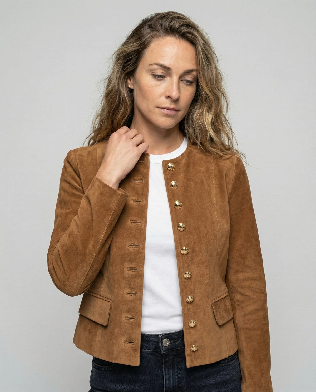 Chaqueta de gamuza sintética para mujer en color elegante, con botones dorados y diseño de escote sin cuello, ideal para un look moderno 0