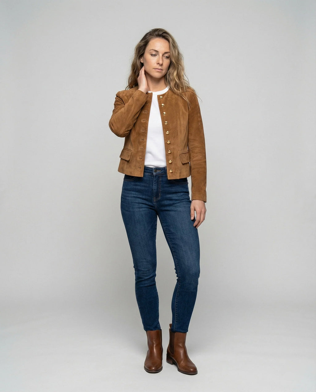 Chaqueta de gamuza sintética para mujer en color elegante, con botones dorados y diseño de escote sin cuello, ideal para un look moderno 1