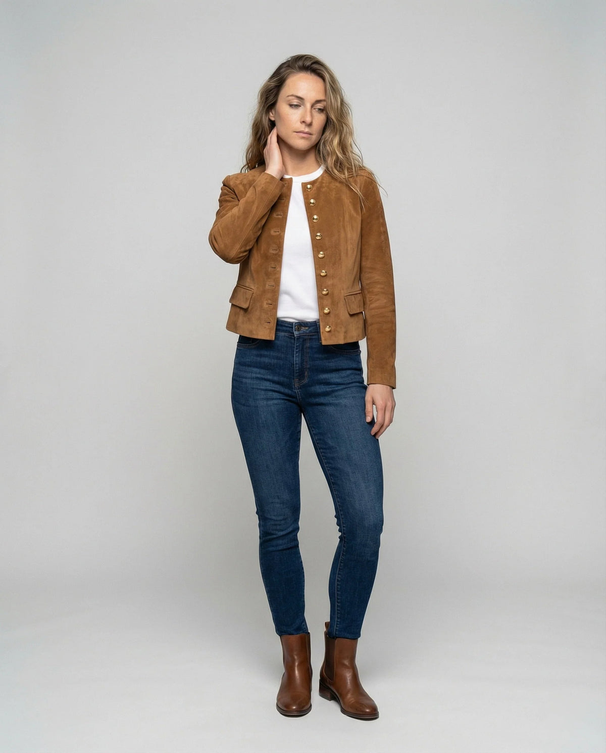 Chaqueta de gamuza sintética para mujer en color elegante, con botones dorados y diseño de escote sin cuello, ideal para un look moderno 1